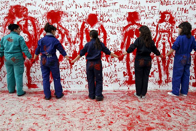 MD32. MADRID, 24/11/08.- Un grupo de artistas españoles y etíopes posan delante del mural instalado en la Universidad Complutense de Madrid en el que han plasmado sus dibujos y mensajes contra la violencia machista. EFE/Kote Rodrigo