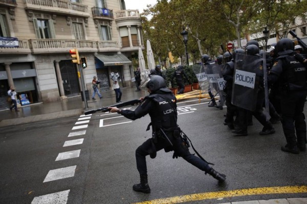 Un policía antidisturbios dispara pelotas de goma en Barcelona. 1 de octubre de 2017. (AP Photo/Emilio Morenatti)