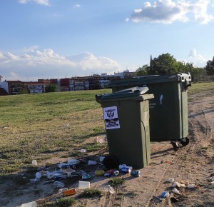 Todos los residuos a un contenedor en la Caldereta del 2 de mayo en Sanse. La Concejalía de Medio Ambiente se «olvida» de la recogida selectiva.