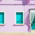 casa violeta y turquesa